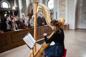 Harfenmusik bei kirchlicher Trauung